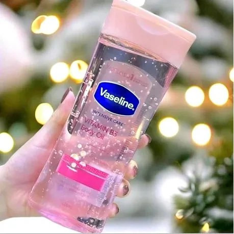روغن بدن وازلین Vaseline اصل، با رایحه گلی صورتی ملایم، مرطوبکننده و نرمکننده و آبرسان قوی پوست، جذب سریع، روشنکننده پوست، مناسب انواع پوست خصوصا پوست خشک و کدر، جلوگیری از خشکی و شادابی طولانی و روشن شدن پوست برای مراقبت روزانه حجم ۲۰۰ میل